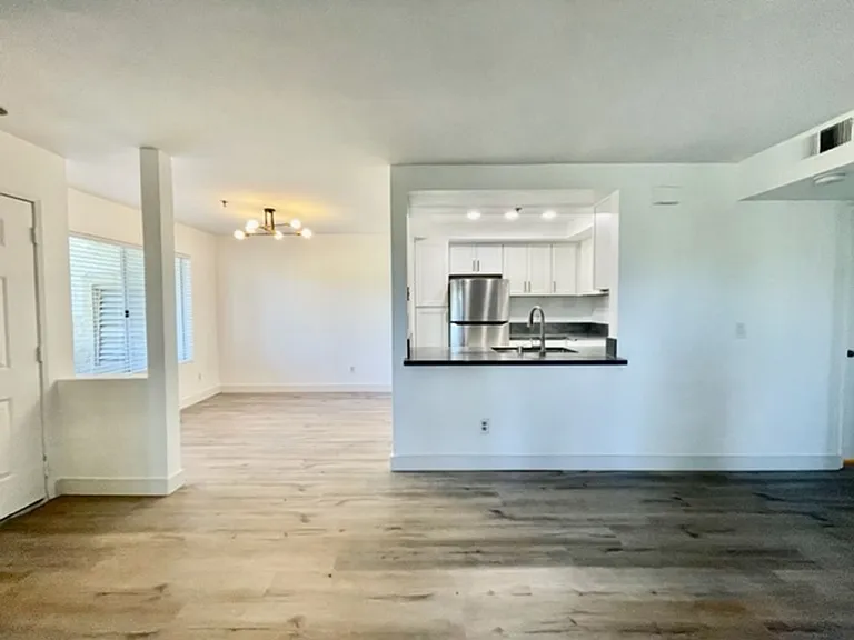 2077 Lakeridge Cir #104 — Photo 1