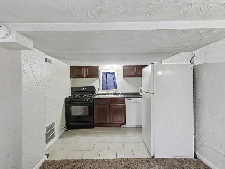 610 E Monument St — Photo 13