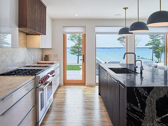 3rd image of 13024 Peninsula Dr
