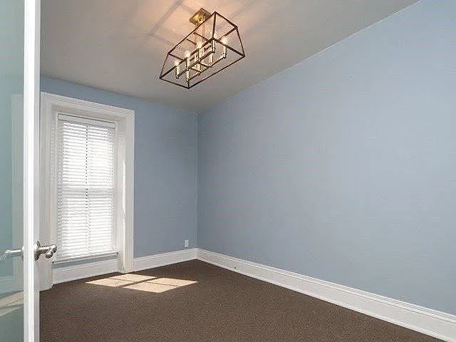 111 Ainslie St N #3 — Photo 2