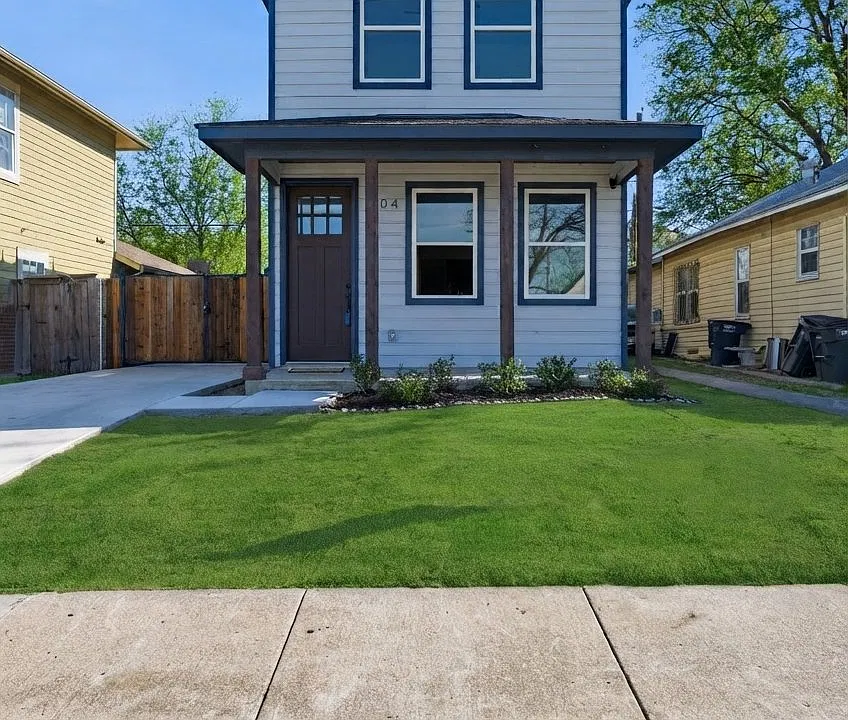 1104 E Annie St