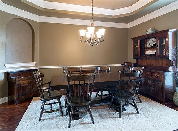 4th image of 2456 Lilyfield Dr