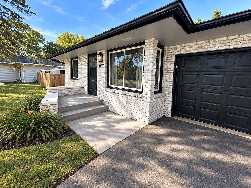 4BR/2BA, Attached Garage, Minute to 35W Arden Hills — Photo 1