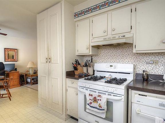 4th image of 72 W Wrightwood Ave