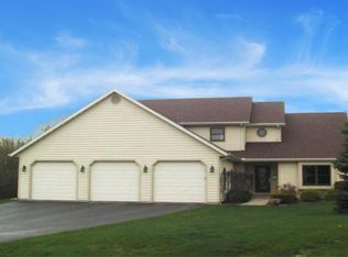 W4660 Pine Creek Dr, Elkhorn, WI 53121