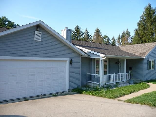 2nd image of 1040 Davis St