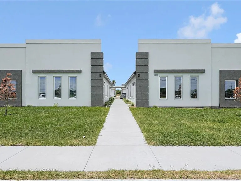 1233 Country Club Dr #1 — Photo 2