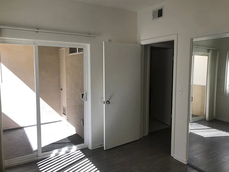251 Robinson St — Photo 17