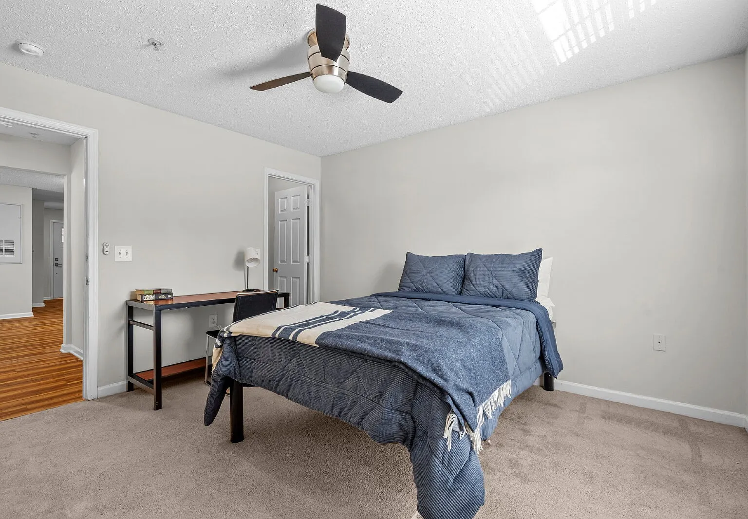 1 bed, 1.0 bath, 400 sqft, $695 — Photo 2