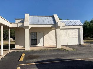 927 E Main St, Uvalde, TX 78801