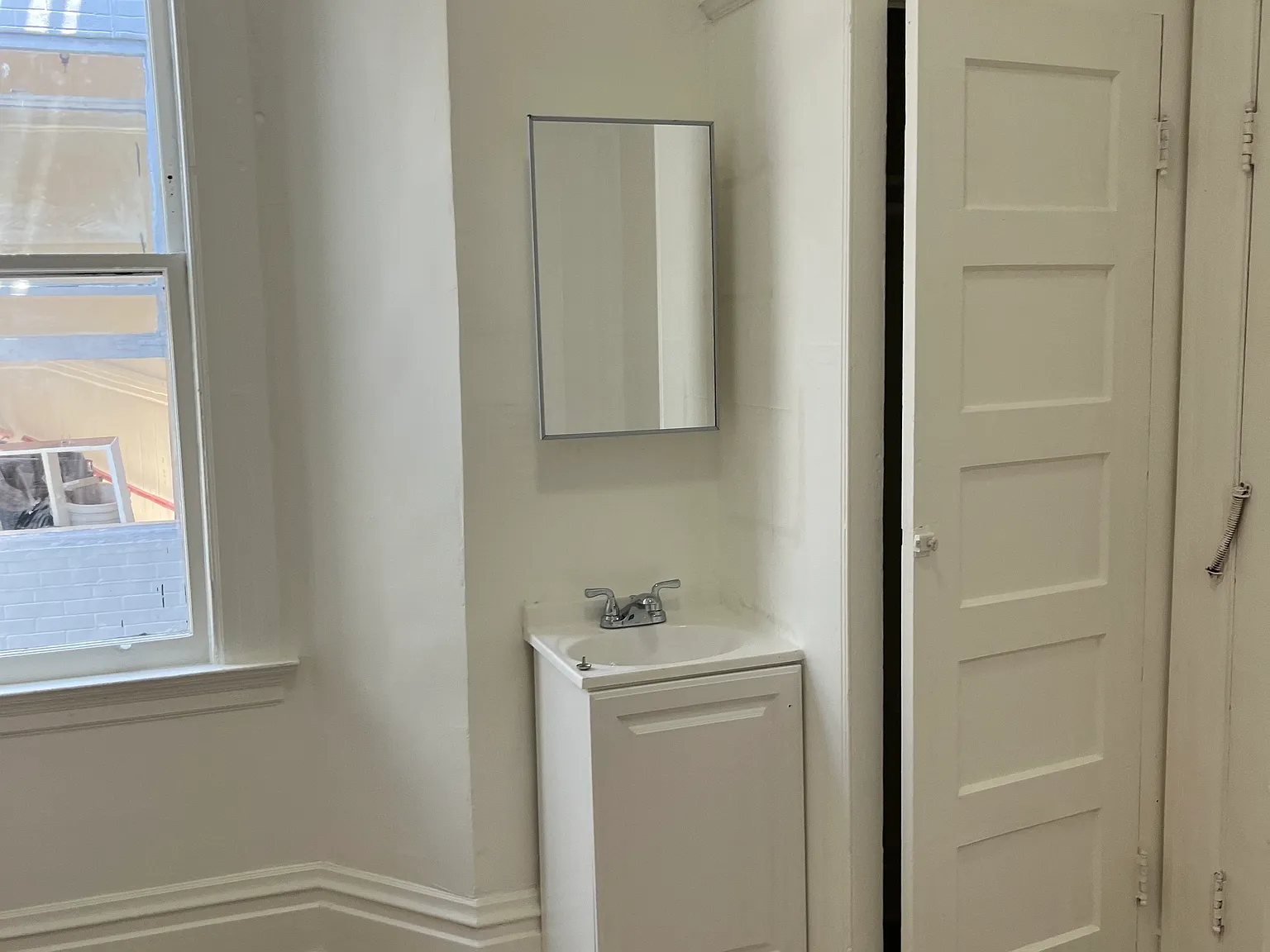 Studio, $900 — Photo 2