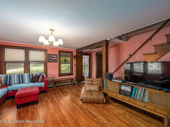 5th image of 156 Maple Avenue