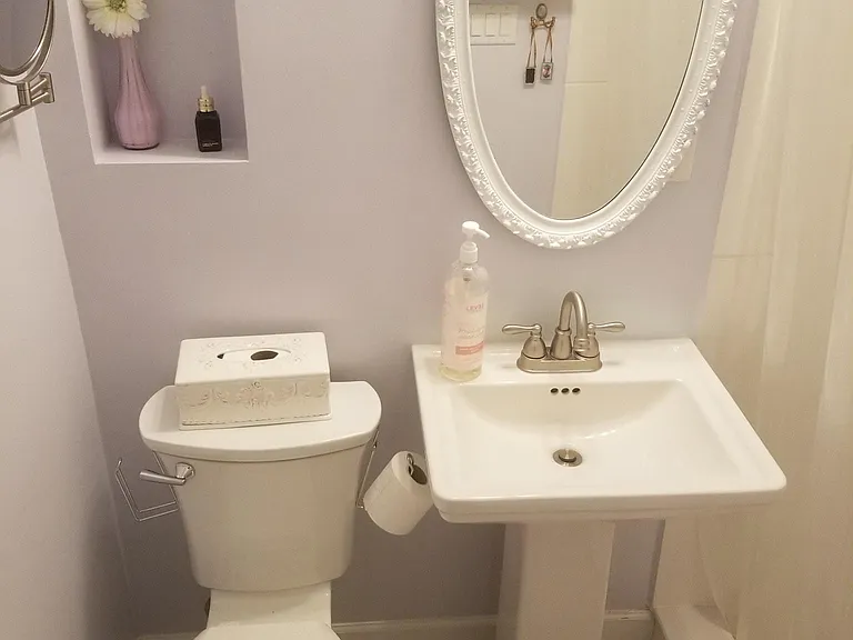 Master bedroom bathroom w/shower