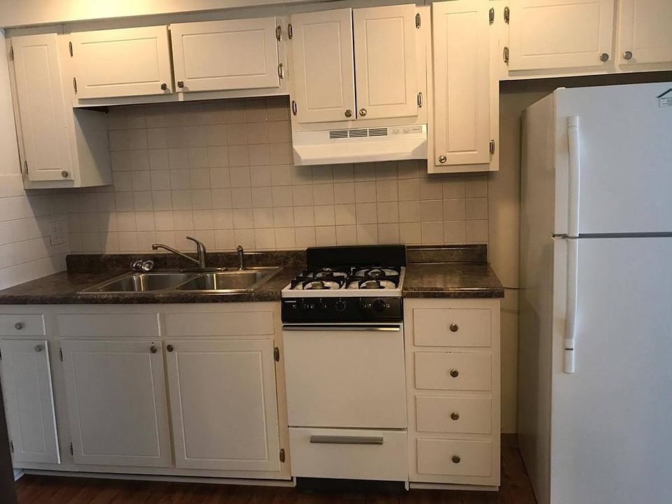 2nd image of 403 Greenbriar Dr APT 224