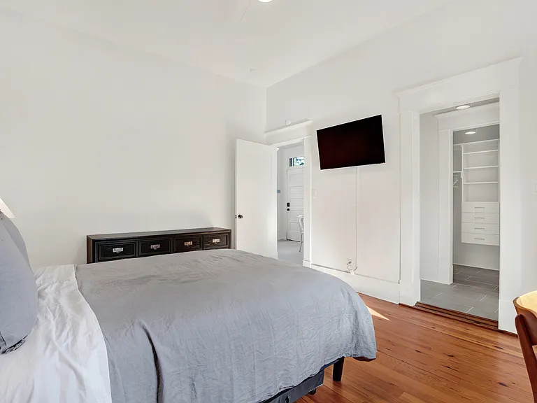 408 W 41st St #B — Photo 14