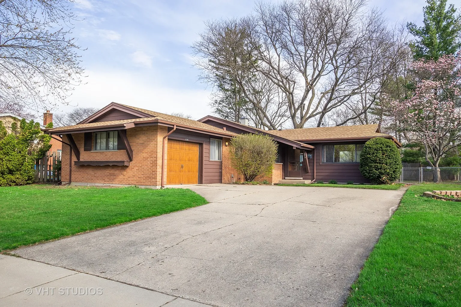 1318 W Grove St photo 1
