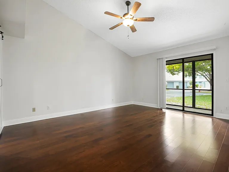 6215 SE Georgetown Pl — Photo 14