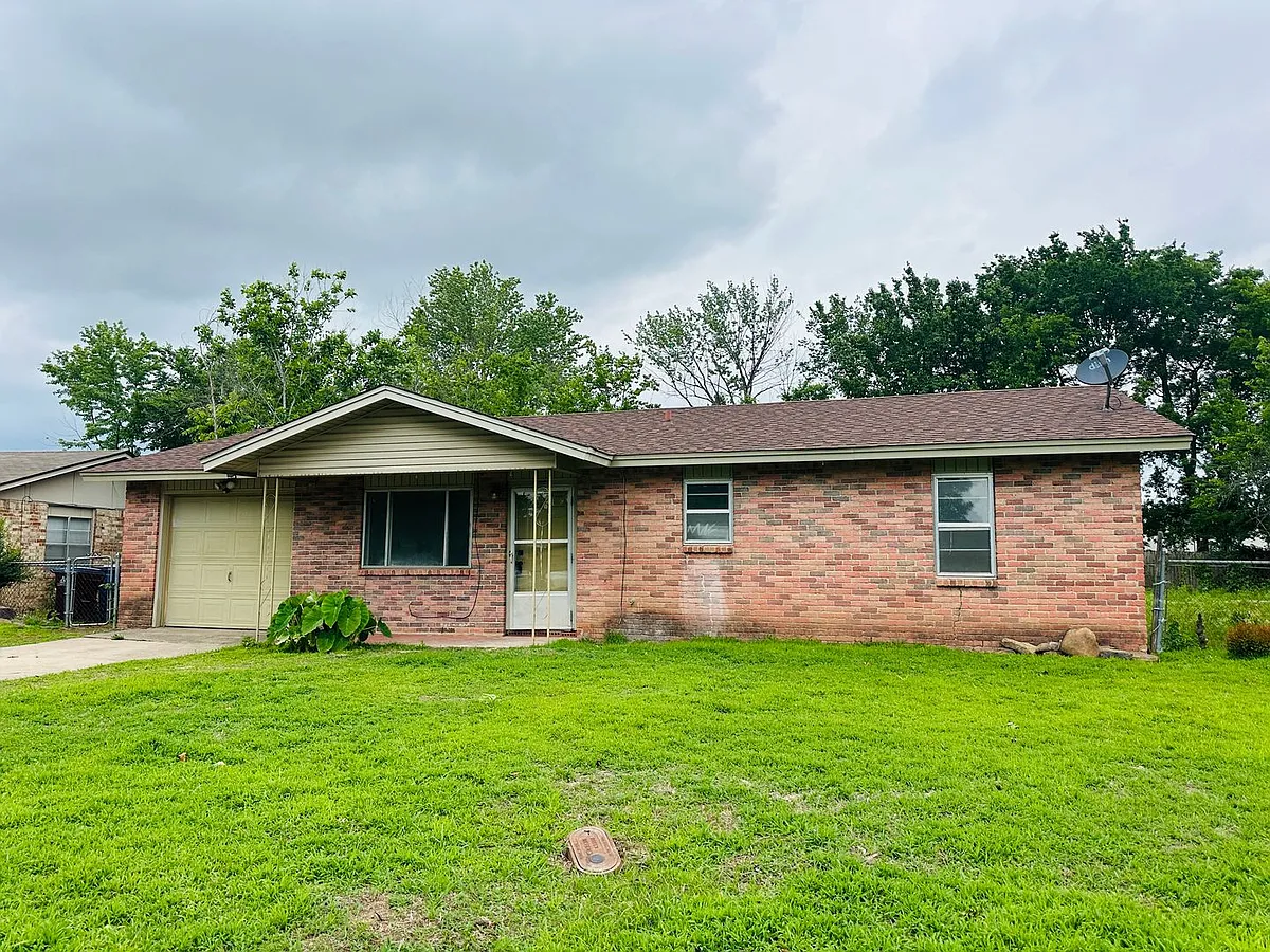 Photo 1 of 12 - 8917 Fresno St - Fort Smith, AR Primary Photo - 8917 Fresno St