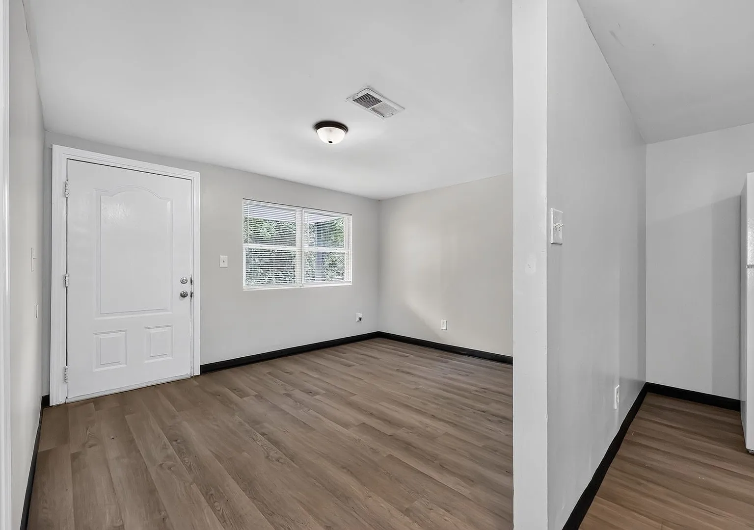 Charming 2-Bedroom End Unit Just 1 Mile from Mercer University — Photo 1