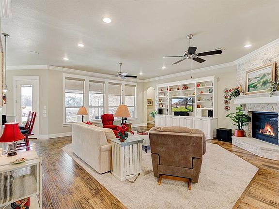 4th image of 705 Summerlin Dr