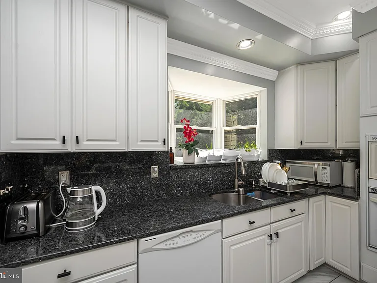 16005 Kings Mountain Rd — Photo 5