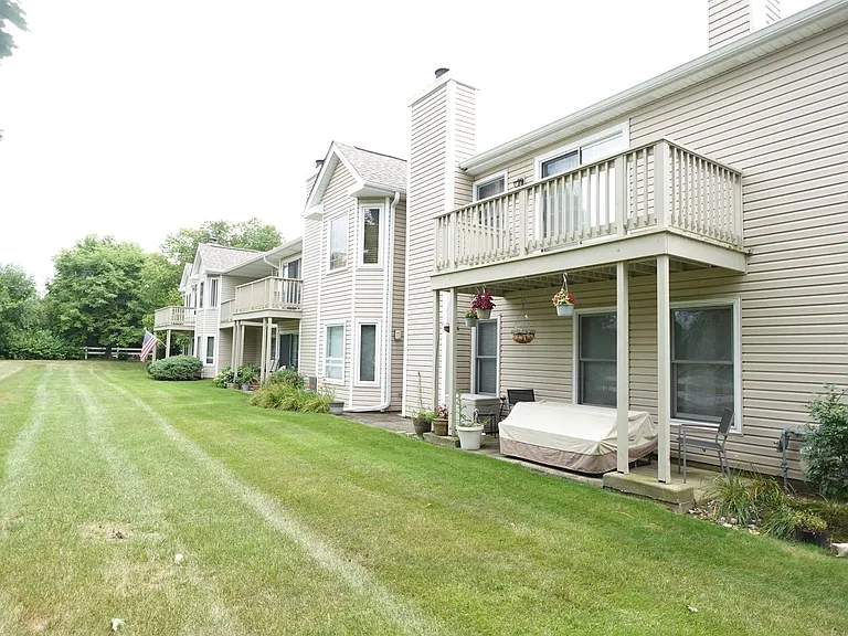 231 University Ln #D — Photo 3