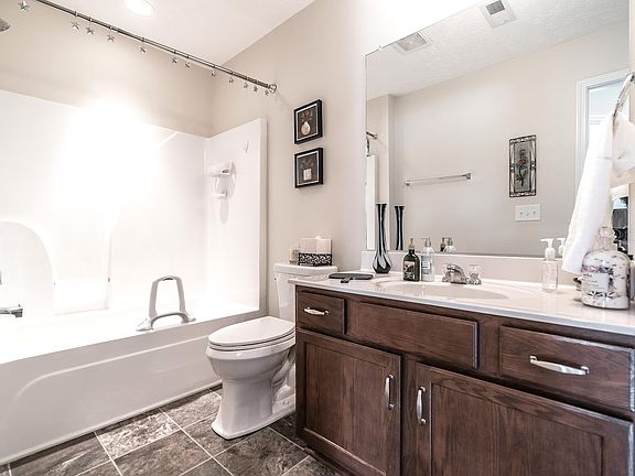 4th image of 395 Devon Chase Hl Unit 1802