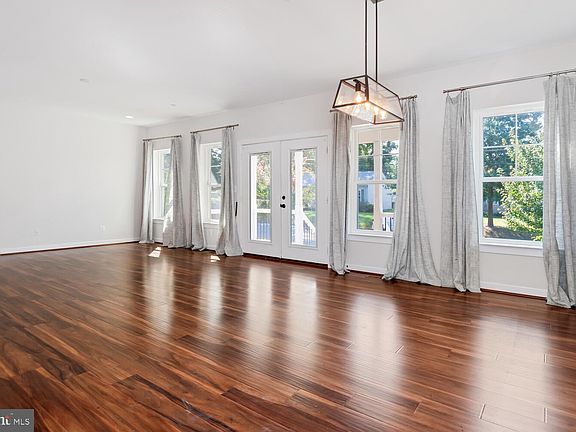 4th image of 315 Salmon Ave