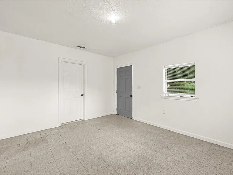 14336 Victoria St — Photo 8
