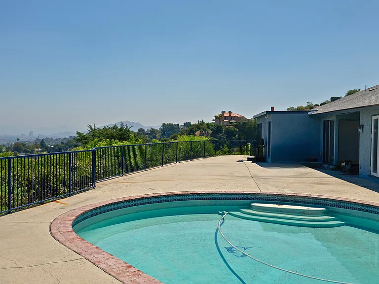 3710 Glenridge Dr — Photo 5