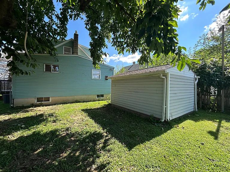 77 Wise Ave — Photo 19