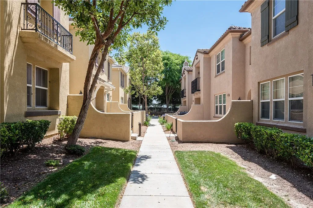 3 bed, 2.5 bath, 1530 sqft, $3,050 — Photo 3