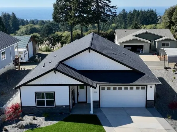 1330 Nautical Heights Dr, Brookings, OR 97415