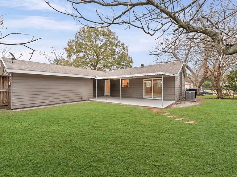7102 Sharpview Dr — Photo 18