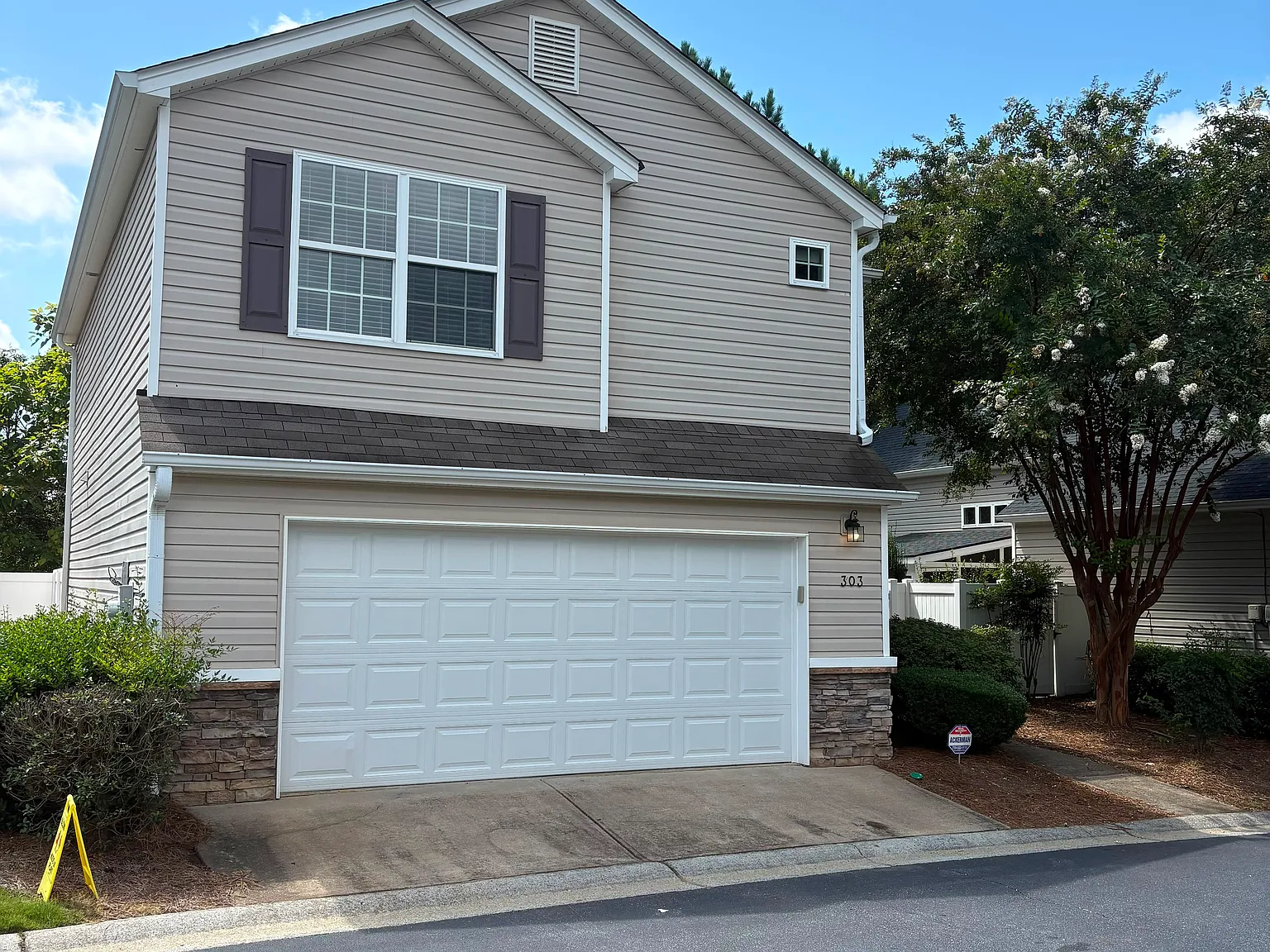 303 Hiawassee Dr — Photo 2