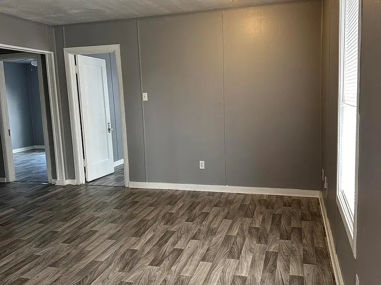 1907 Avenue C #4 — Photo 3