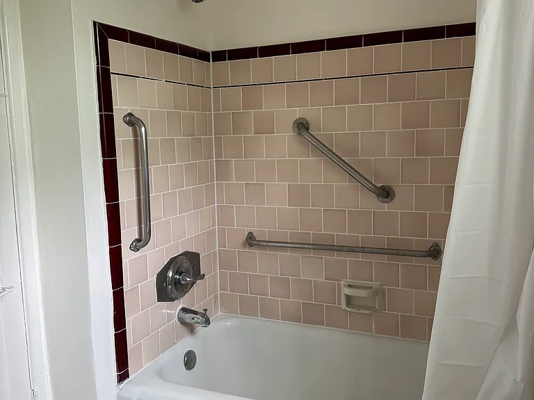 1033 N Sweetzer Ave — Photo 11
