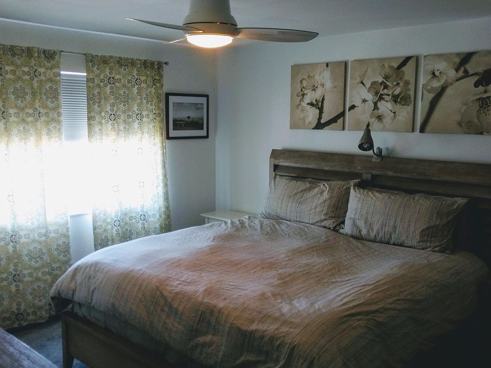 Master bedroom, king bed