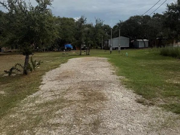 818 N Traylor Ave, Rockport, TX 78382