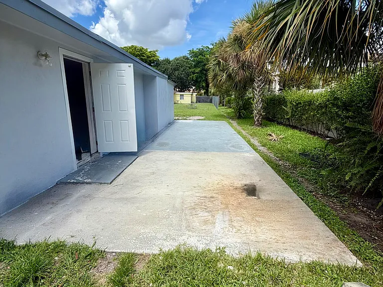 2425 Ceceile Ave — Photo 14