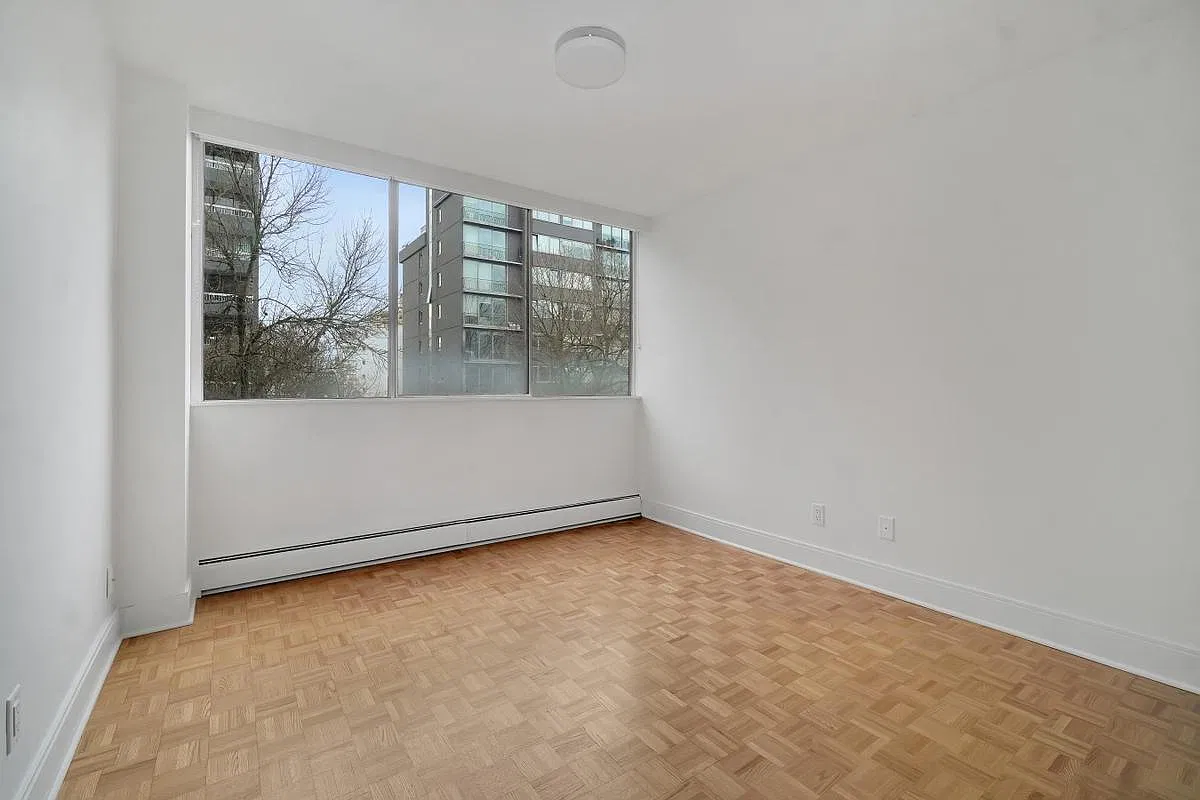 1433 Burnaby Street — Photo 4