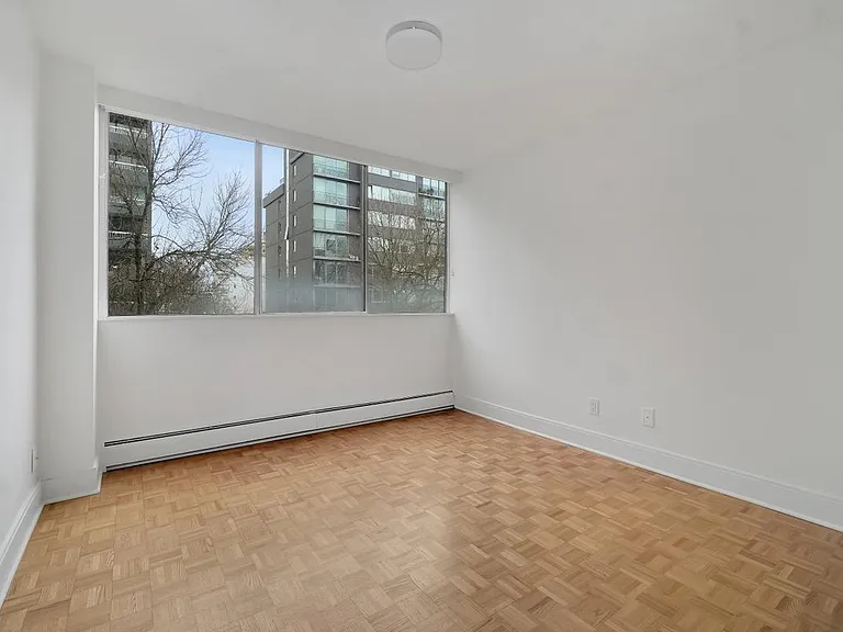 1433 Burnaby St — Photo 5