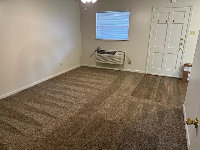 Building Photo - 910 Sandefur St #200
