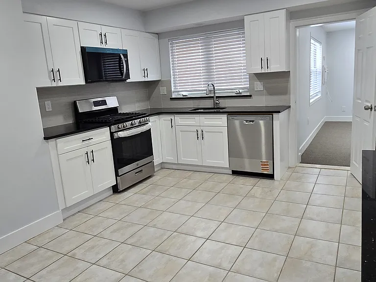 1250 Pelham Pkwy S #B — Photo 6