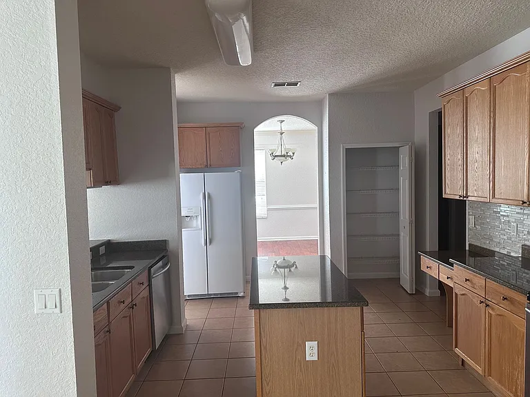 Fully equipped kitchen with island