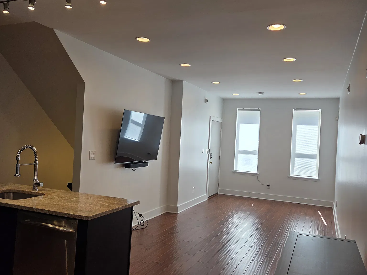 2 bed, 1060 sqft, $2,500 — Photo 4
