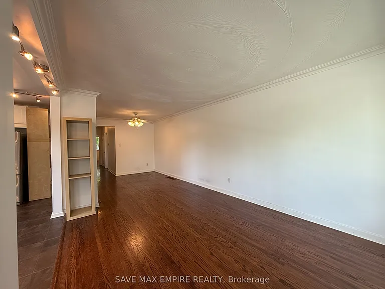 1560 Sandgate Cres — Photo 5