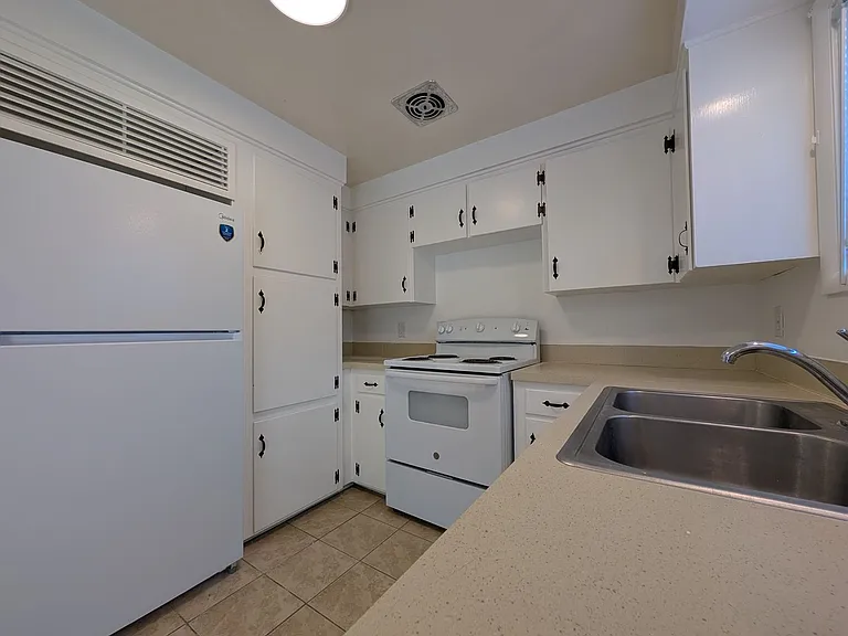 690 E 39th Ave — Photo 11