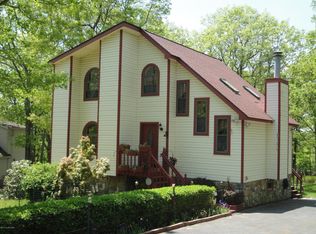 323 Mallard Ln, Bushkill, PA 18324