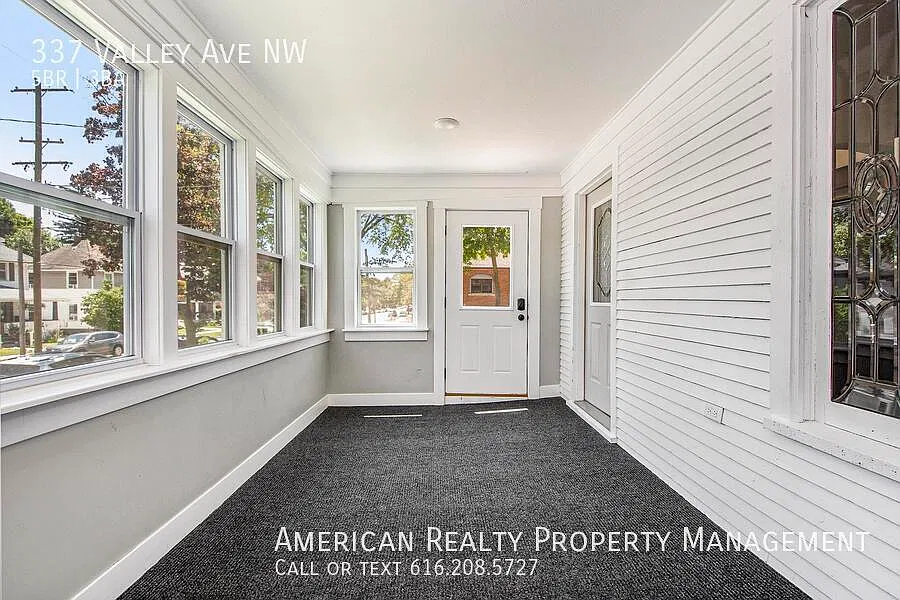 5 bed, 2000 sqft, $3,300 — Photo 2